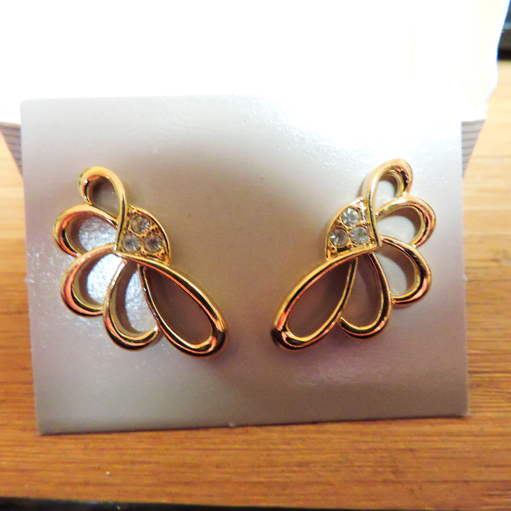 AVON  .... GOLDEN GLIMMER  ... Avon Surgical Steel Post Earrings  NWOT  ...  E4